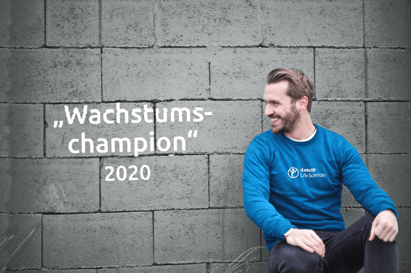 Person sitzt vor einer Mauer und nach Links auf eine Wand, wo "Wachstumschampion 2020" steht