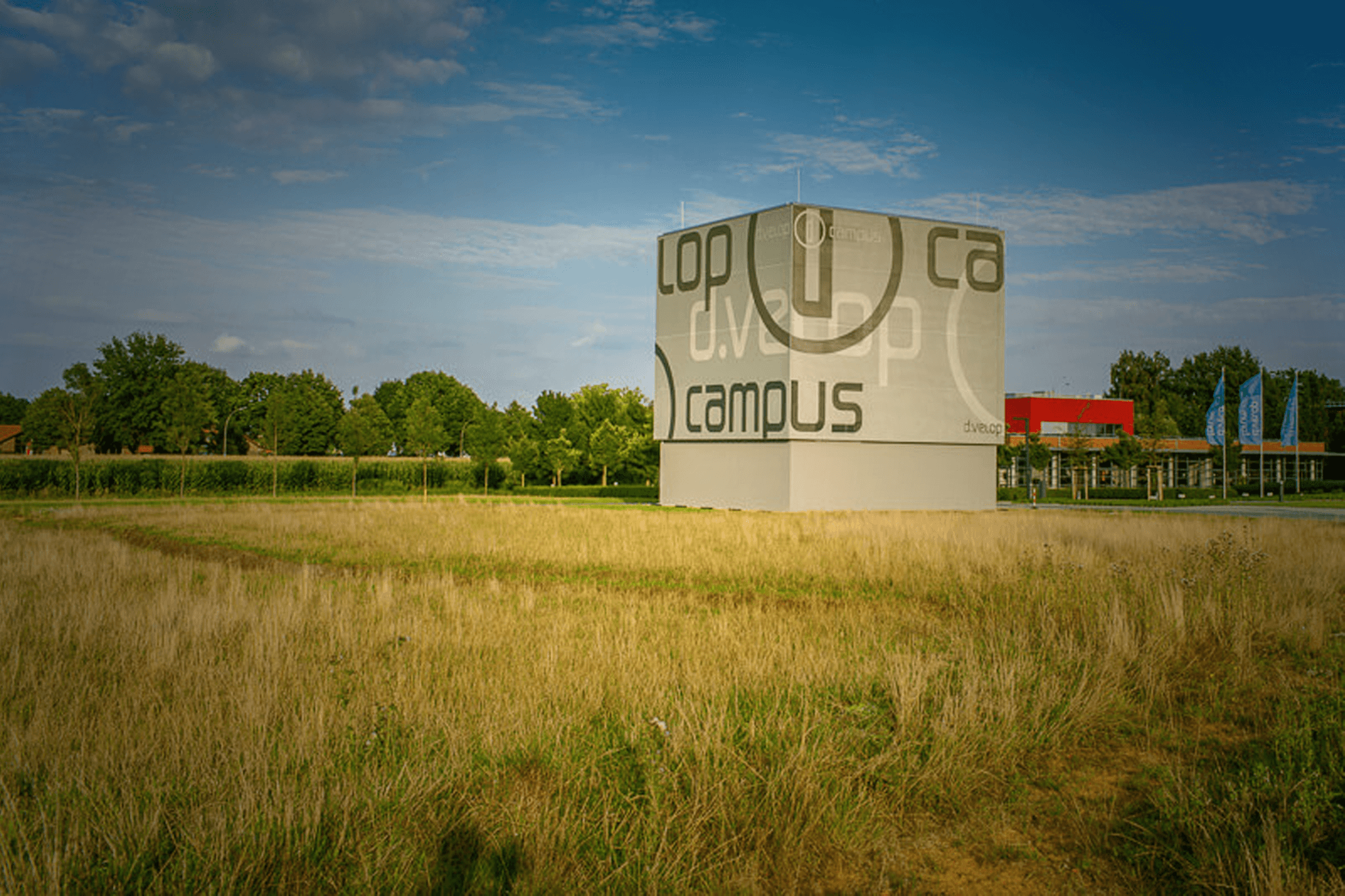 Aufnahme vom d.velop Campus mit Campuswürfel