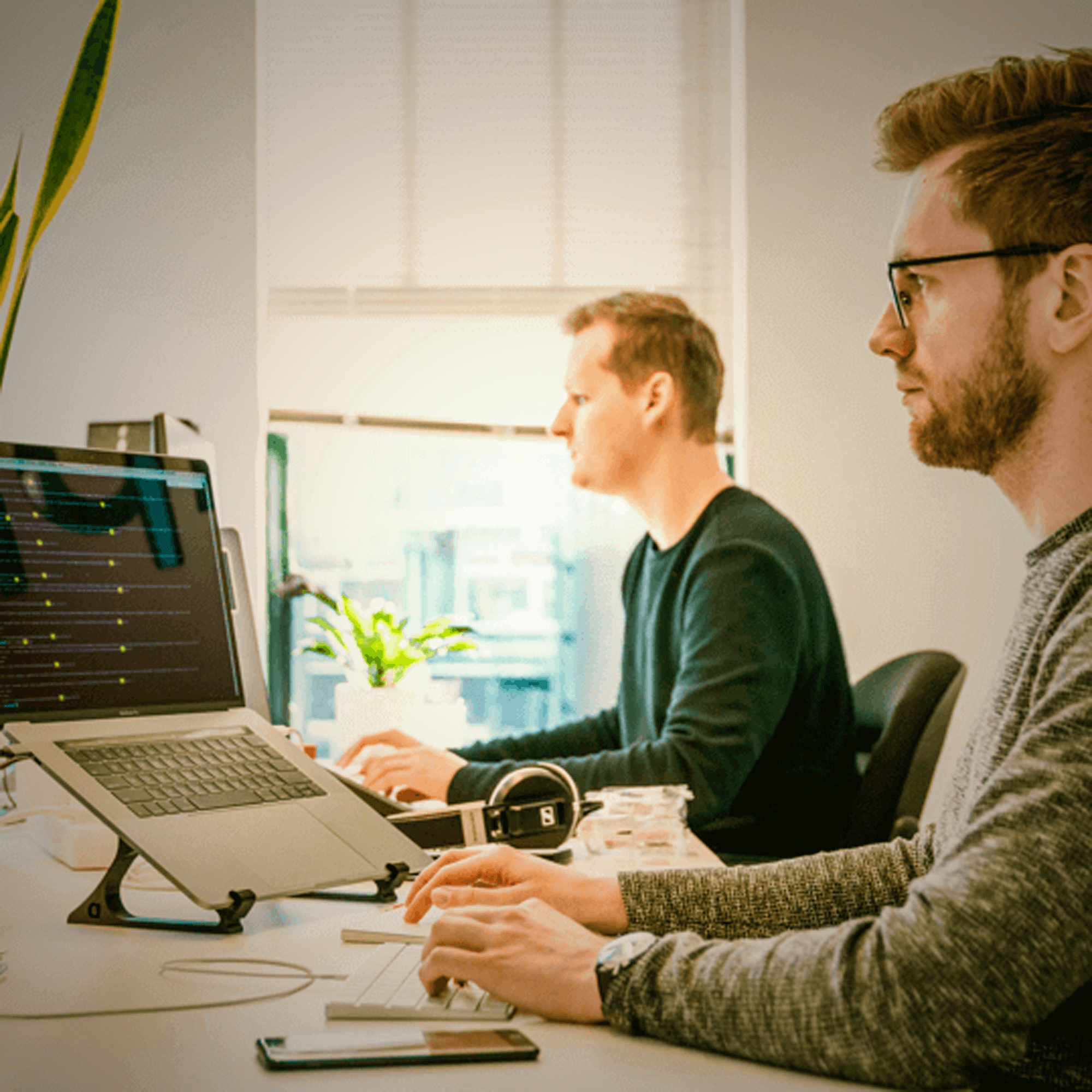 Mitarbeiter bearbeiten Aufgaben am Desktop-PC