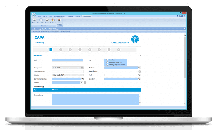 Abbildung eines Notebooks auf dem die QM-Workflows der Digital Life Sciences abgebildet werden, Complaint, Deviation Control, CAPA, Change Control