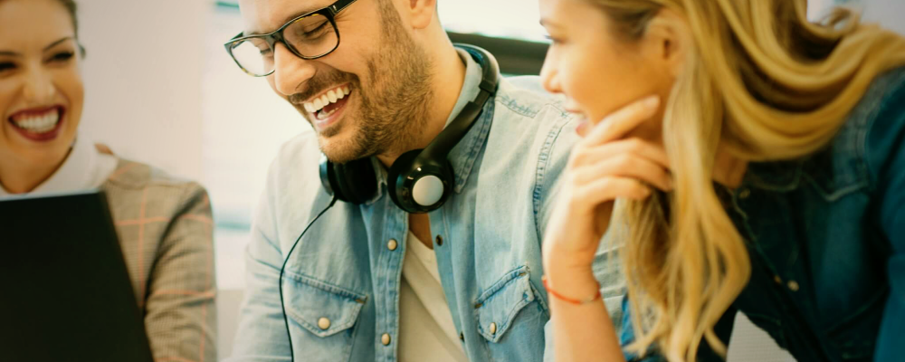 begeisterte kollegen im büro feiern ihren erfolg