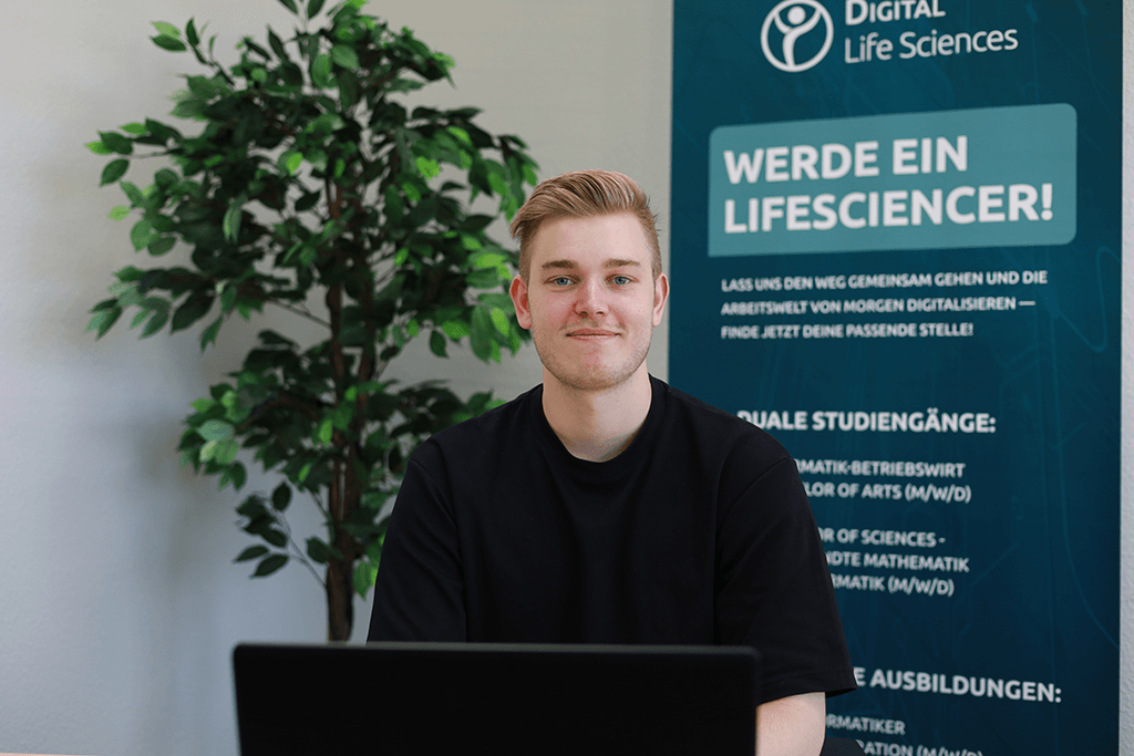Vorstellung von Oliver, der ein Duales Studium - Wirtschaftsinformatik abgeschlossen hat und nun als Softwareentwickler tätig ist.