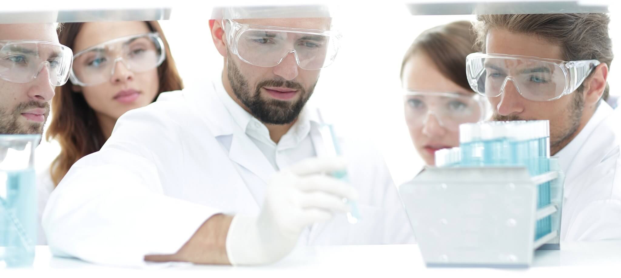 Nahaufnahme einer Gruppe von Wissenschaftlern und Pharmazeuten im Labor.